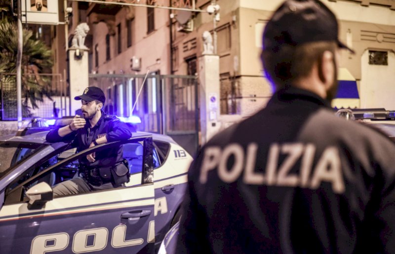 Finge di essere magazziniere e ruba tonno da supermercato a Torino