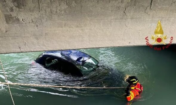 Auto finisce in un canale a Vignolo: tre persone salvate
