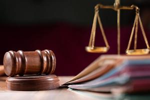 Processo per abusi domestici, la fidanzata del padre testimonia a favore