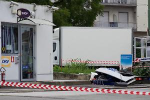 Incidente a Torino: 19enne si schianta contro un distributore di benzina