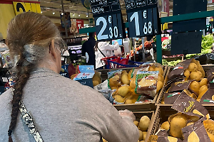 Torinesi cercano offerte: alimenti diventati costosi