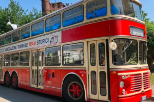 Il fascino dell’autobus rosso a Torino: un sogno a due piani