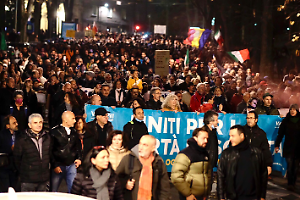 Calcio in faccia al raduno No Pass: offerta di 500 euro in aula