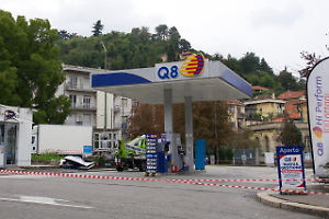 Incidente al distributore: auto in fiamme, un ferito