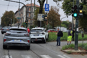 Incidente a Torino: taxi termina la sua corsa su un’aiuola