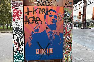 Murale di Charlie Kirk vandalizzato: Marrone commenta l’odio