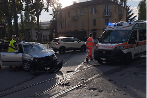 Incidente in Corso Unione: SUV Mercedes coinvolge una Seat e auto in sosta